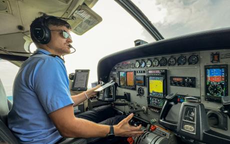 MAF Pilot Iisakki takes off with the Medair team 